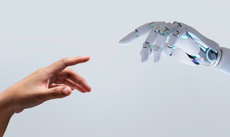menschliche Hand und Roboterhand, die sich fast berühren